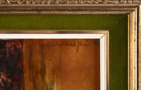 Detailaufnahme eines Gemäldes, das zu einer Auktion steht. Das Bild zeigt einen Teil des Bildrandes mit einem erkennbaren Signatur-"Bernhard Buffet" in brauner Farbe auf einem abstrakten, rostfarbenen Hintergrund. Der Rahmen ist klassisch gestaltet und goldbraun, neben einem grünen Filz des Auktionshauses Hargesheimer in Düsseldorf.