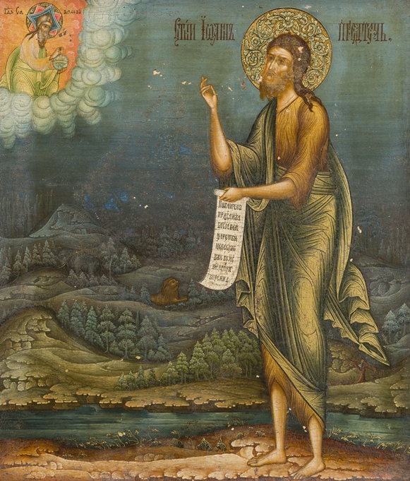 Das Bild zeigt eine ikonische Darstellung des Heiligen Johannes des Täufers von einem unbekannten Künstler. Er steht in einer bergigen Landschaft, hält in seiner linken Hand ein Schriftrolle und weist mit seiner rechten Hand in die Luft auf eine himmlische Vision von Gott, der in den Wolken erscheint. Johannes ist in ein langes, fließendes Gewand gekleidet.