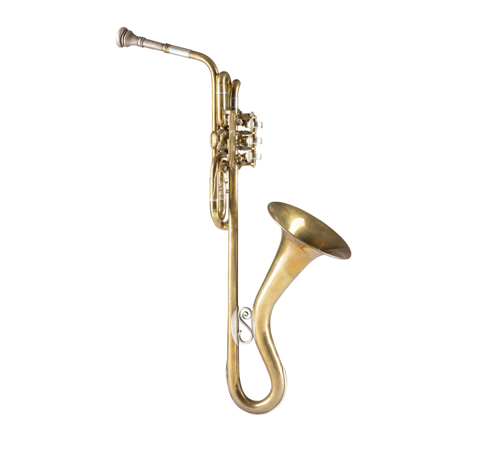 Alt-Text: Ein altgoldenes Alt-Saxophon mit einer auffälligen S-förmigen Biegung und mehreren Ventilen, isoliert auf einem weißen Hintergrund. Das Instrument zeigt eine glatte Oberfläche mit leichten Abnutzungsspuren und besitzt einen großen Schalltrichter, der nach oben gerichtet ist.