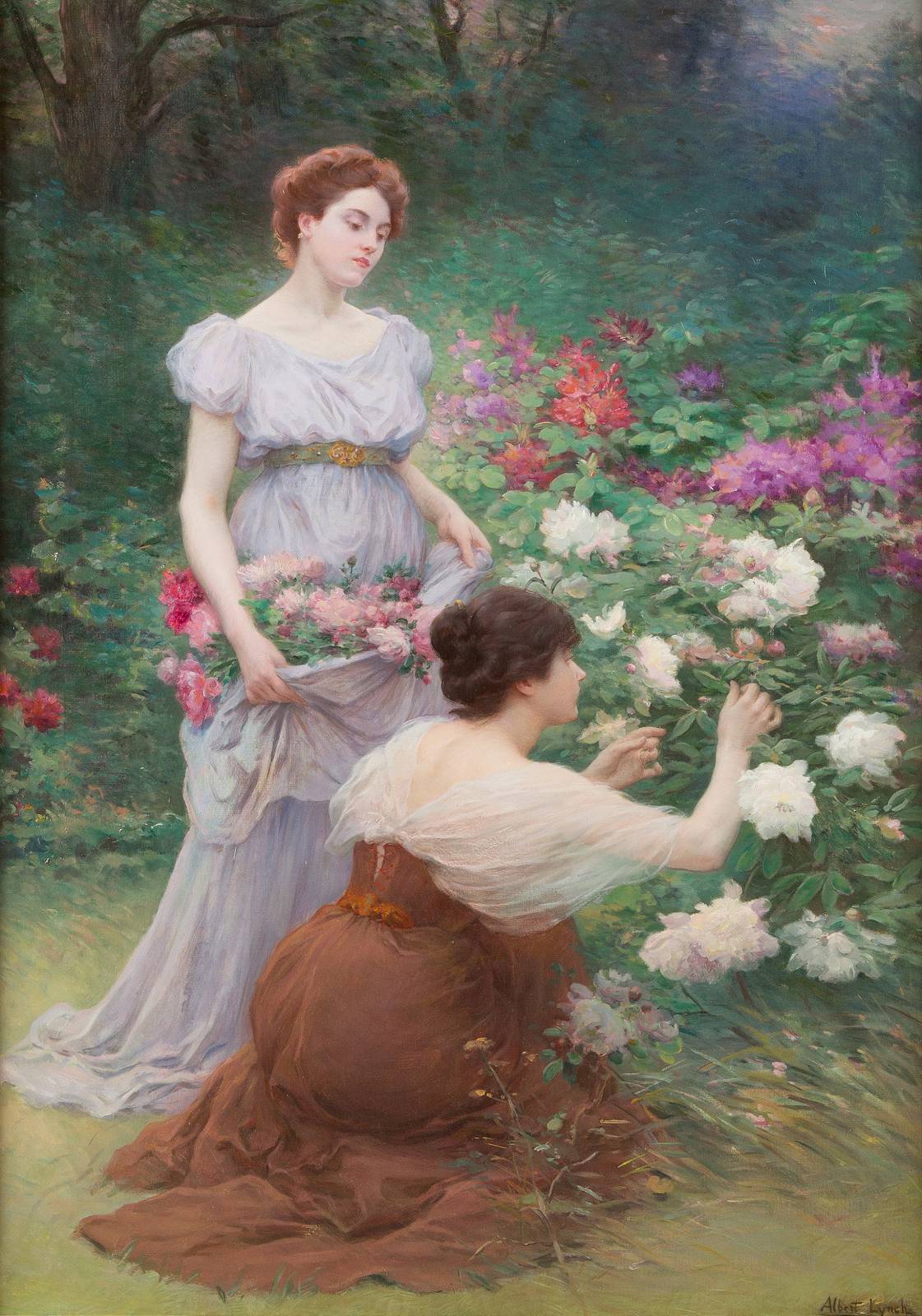 ALBERT LYNCH, ZWEI JUNGE FRAUEN IM ROSENGARTEN Alt-Text: Zwei Frauen in historischen Kleidern pflücken Blumen in einem üppigen Garten, Gemälde für eine Kunstauktion.