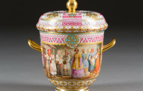 SEHR FEINES DREITEILIGES SERVICE MIT DEN VÖLKERN RUSSLANDS Exquisit bemalte Porzellanschale mit historischen Figuren, Goldverzierungen und Deckel, präsentiert bei Hargesheimer Kunstauktion.