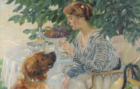 EDWARD CUCUEL 1875 San Francisco – 1954 Pasadena/USA Ein Leckerbiss Eine Frau im gestreiften Kleid sitzt im Freien bei einem Tisch und interagiert mit einem Hund vor einem Tisch mit Obstschale.