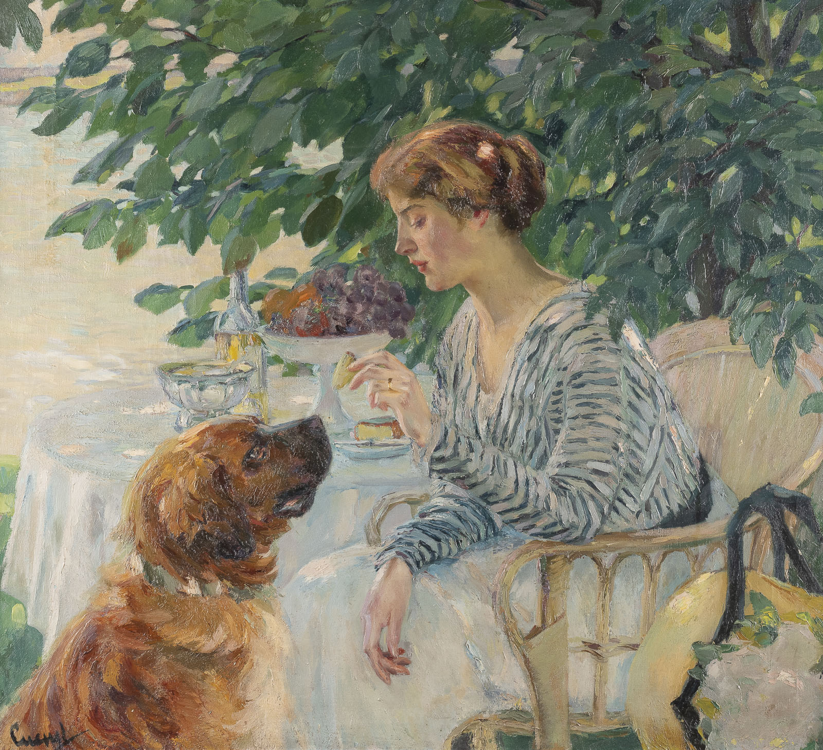 EDWARD CUCUEL 1875 San Francisco – 1954 Pasadena/USA Ein Leckerbiss Eine Frau im gestreiften Kleid sitzt im Freien bei einem Tisch und interagiert mit einem Hund vor einem Tisch mit Obstschale.